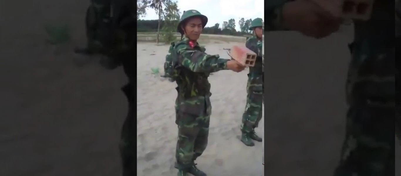 Βιετναμέζοι στρατιώτες εκπαιδεύονται κρατώντας ένα τούβλο με τεντωμένο χέρι (βίντεο)